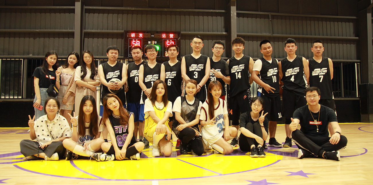 篮球俱乐部-对抗赛合影